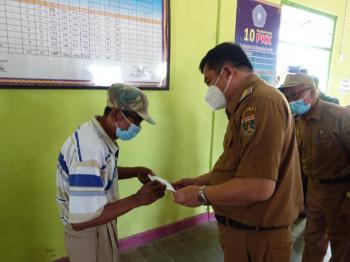 Bupati Musa Ahamd Bantu 25 Warga Terdampak Bencana Angin Puting Beliung